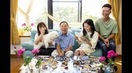 天国の祖母が大好きだったものに囲まれて…リビングに広がるたくさんの笑顔 写真家・浅田政志が撮った「家族」