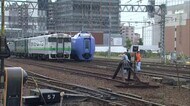 朝の通勤ラッシュに…JR苗穂駅近くの踏切 普通列車が人と衝突 快速エアポートなど63本が運休