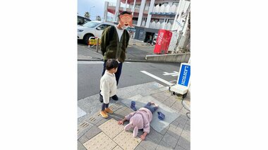 靴を放りだして地面に突っ伏す2歳児の“イヤイヤ期”が強烈…なぜこうなった? 投稿者に聞いたその後