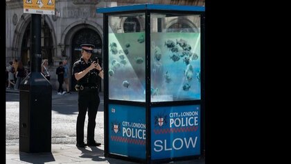 バンクシー最新作が器物損壊か？警察の監視小屋に“魚の群れ”描く　ロンドン各地で動物モチーフの作品連続公開