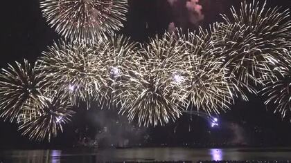敦賀湾を照らす1万発の大輪の花火　敦賀で「とうろう流しと大花火大会」　22万人が港町の夏の夜を楽しむ