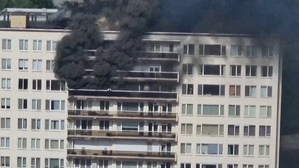 黒煙立ちこめる8階ベランダから“決死”の避難　逃げ遅れた男性が隣室に飛び移る　アパート火災で5人死亡　ベルギー