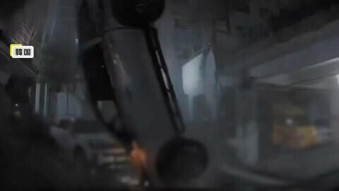 「爆弾が落ちるような音」高さ5mの駐車場から車が落下　60代運転手がけが…落下前に他の車と事故も　韓国