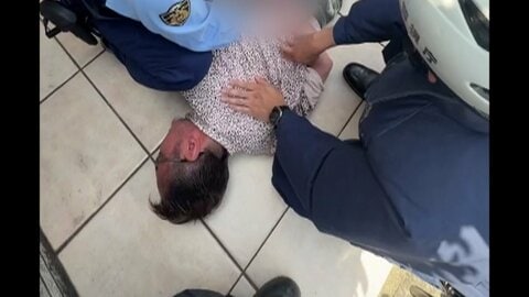 【独自】刃物男の確保の瞬間　近くに包丁も　包丁持ち男性追いかけ…現行犯逮捕　酒に酔っていたか　けが人なし　東京・世田谷区