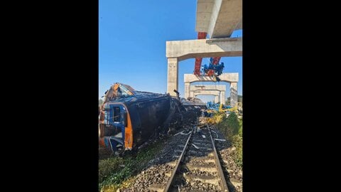 クレーンが倒壊して列車と衝突し22人死亡50人以上けが…列車内閉じ込めも多数か　タイ東北部