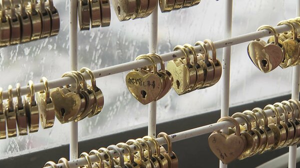 恋人の聖地の「愛の南京錠」が終了へ