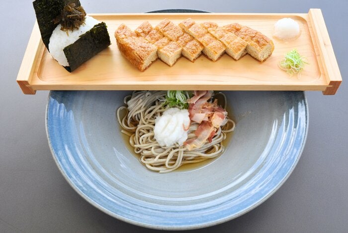 「宗近製麺所」の竹田のあげを使ったおろしそば ホロっと崩れる宗近にぎり付き(1480円)