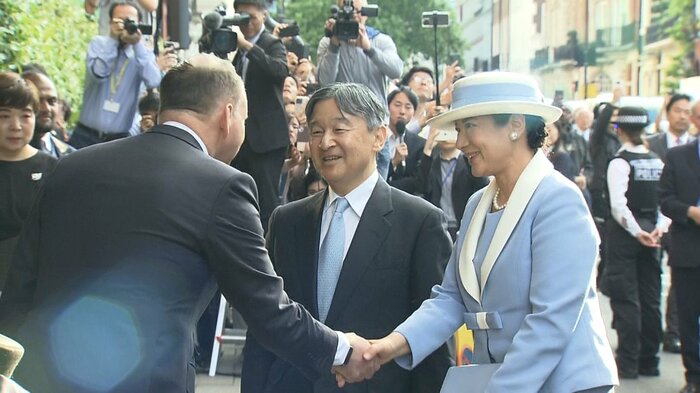 宿泊先のホテルの前には多くの人がかけつけた