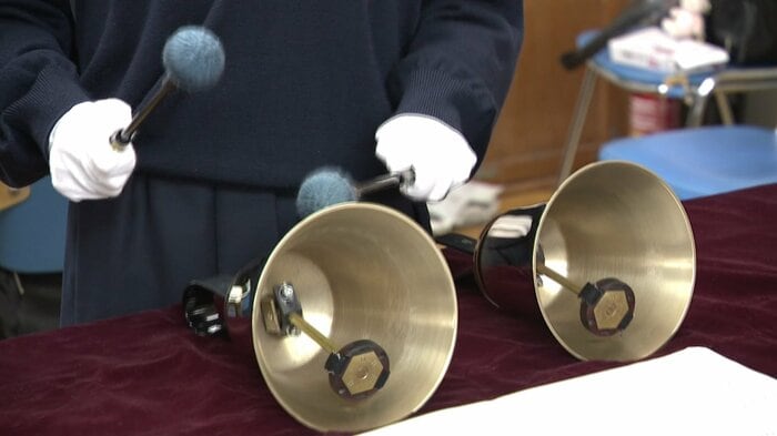 ばちのようなものでベルをたたくなど奏法は多彩