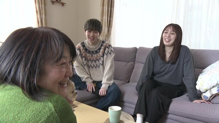 実家で母・純子さんと談笑する瑞未さん夫婦