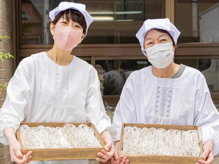 「松澤製麺所」を経営する4代目の松澤明美さんと、娘の里香さん