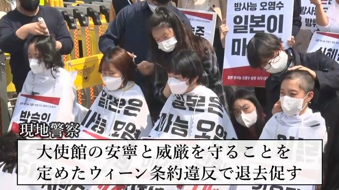 ソウルの日本大使館前で許可なく座り込みを続けている韓国の学生団体