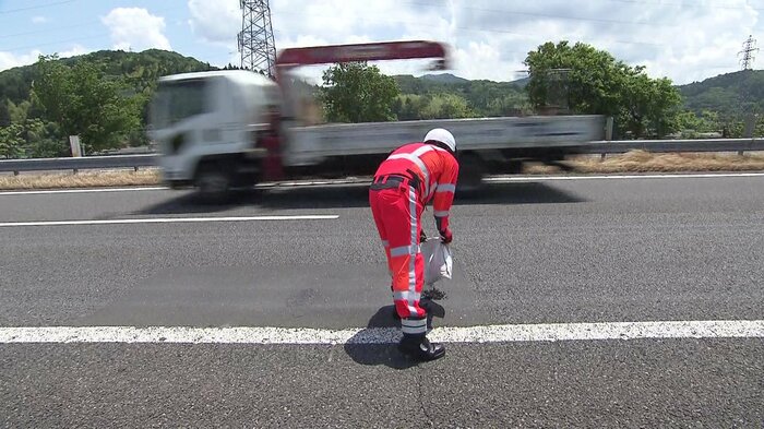 一瞬を見計らい車道に…