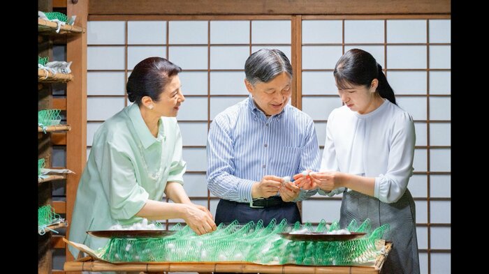 皇后さまは、淡いグリーンのシャツに着替え、陛下と愛子さまとともに「繭掻き」に臨まれた。(宮内庁提供)