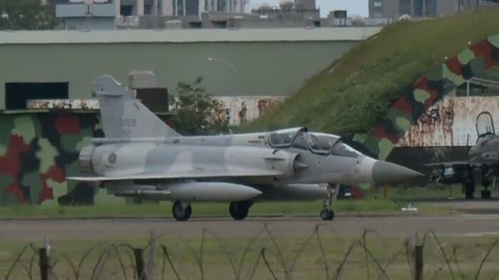 スクランブルに向かう台湾空軍ミラージュ2000-5型戦闘機(5月24日「連合利剣-2024A」2日目)