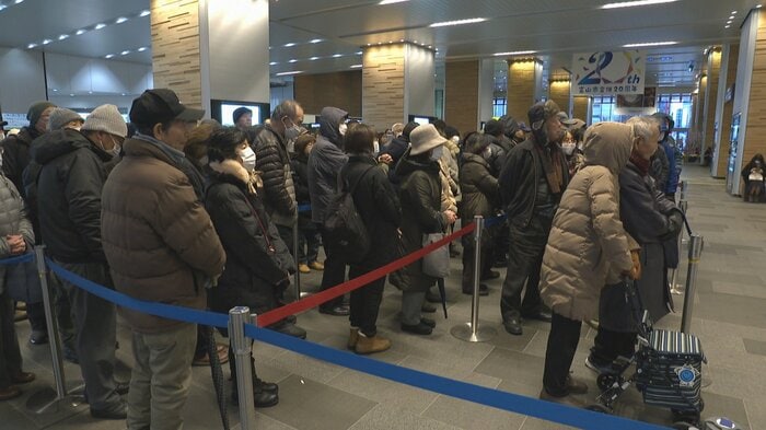 富山駅（13日午前7時半頃）