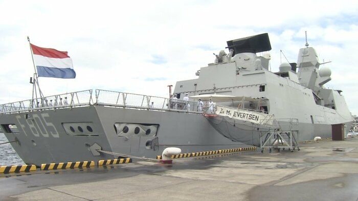 オランダ軍フリゲート「エファーツェン」 海自・横須賀基地 9月