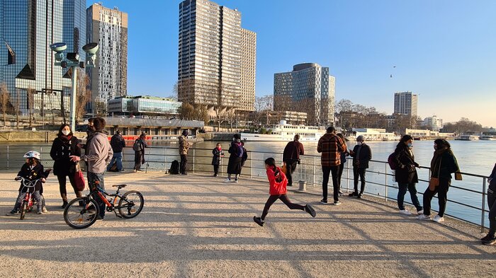 午後6時前 家族連れの姿が目立つ