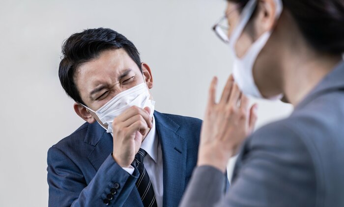 感染者扱いで社内に居づらくなった人も(画像はイメージ)