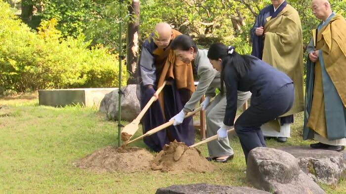 總持寺祖院でヤマボウシを植樹された久子さま・承子さま