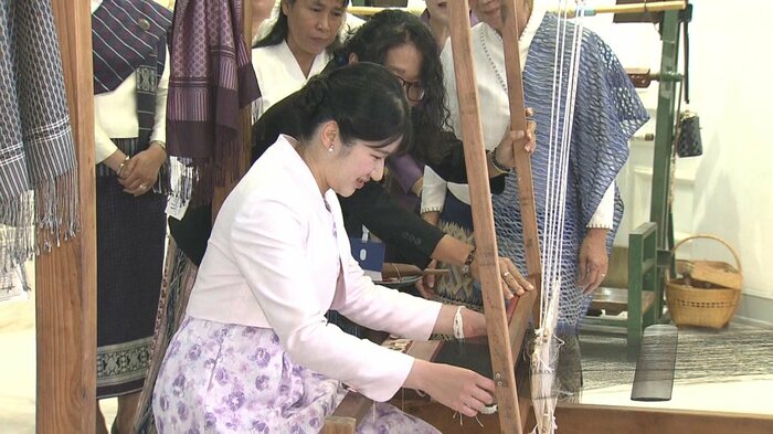 愛子さまの左手首にまかれた白い糸