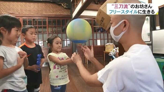 楽しそうに遊ぶ坂本さんと子どもたち