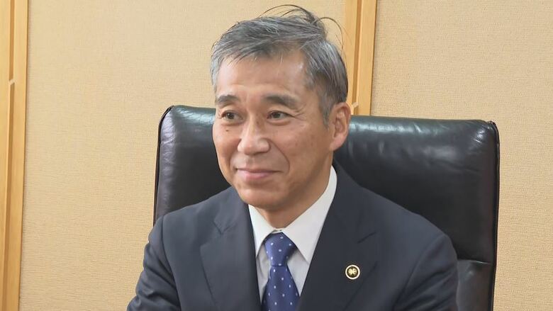 「市民の声を大事に」 伊那市の吉田浩之新市長（63）が初登庁　16年ぶりにリーダー交代　現職を破り初当選　「立場に関係なく声を出せる組織に」｜FNNプライムオンライン