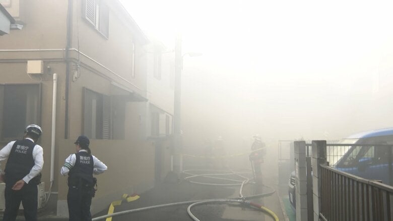 【速報】2階建て住宅で「煙が」...消防車など26台で消火活動中　90代男性が重傷、80代女性けが　JR山手線・大崎駅から約550mの住宅街｜FNNプライムオンライン