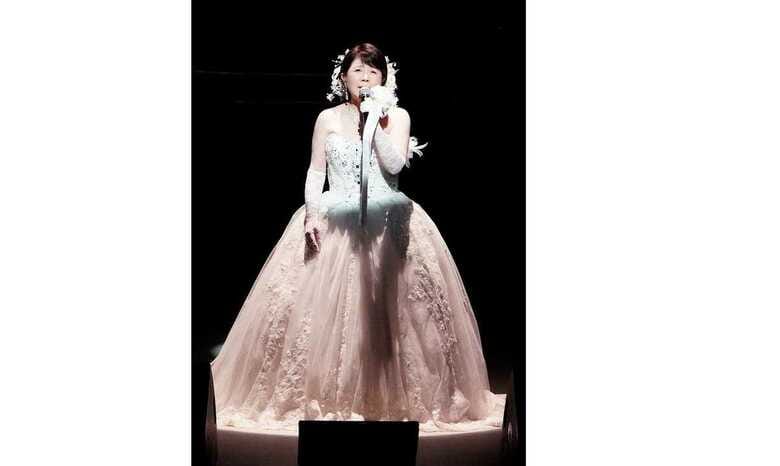 森昌子ラストコンサート「せんせい」セーラー服姿で歌唱も…47年の歌手生活に涙の別れ｜FNNプライムオンライン