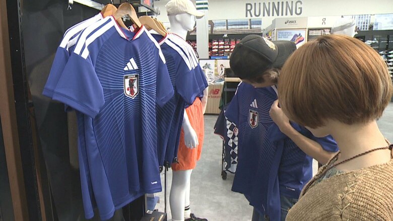 W杯日本代表ユニフォームは飛ぶように売れる　「導きの神」八咫烏が祀られる神社には400人が必勝祈願　富山でも高まる気運｜FNNプライムオンライン