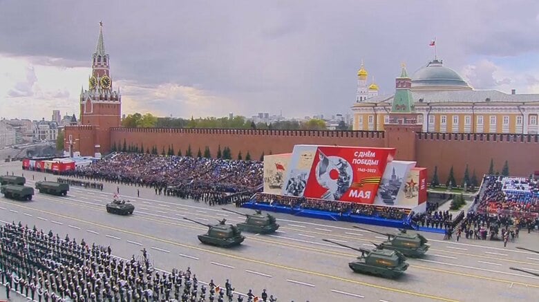 ロシア軍事パレードに「終末の日の飛行機」登場せず…プーチン氏 SPの手に核のカバン？｜FNNプライムオンライン
