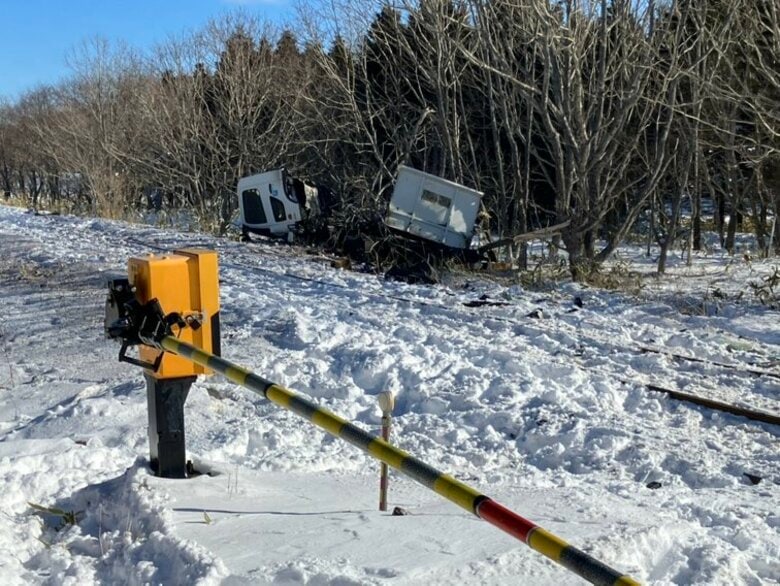 【速報】トラック男性運転手の死亡確認…根室市JR花咲線の踏切で普通列車とトラックの衝突事故＿乗客6人乗員2人もケガ〈北海道根室市〉｜FNNプライムオンライン