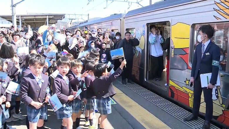 漫画の街・石巻へ向かう列車 初代マンガッタンライナー引退 石ノ森章太郎さんの作品をデザイン【宮城発】｜FNNプライムオンライン
