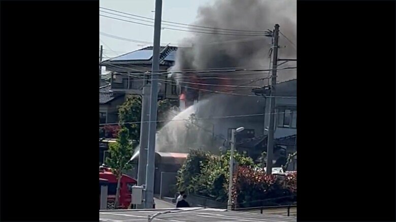 「2階から炎が見える」　2階建て住宅を焼く火事　住人の高齢夫婦は外出中　福岡・新宮町｜FNNプライムオンライン