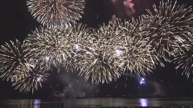 敦賀湾を照らす1万発の大輪の花火　敦賀で「とうろう流しと大花火大会」　22万人が港町の夏の夜を楽しむ｜FNNプライムオンライン