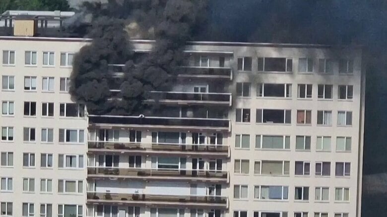 黒煙立ちこめる8階ベランダから“決死”の避難 逃げ遅れた男性が隣室に飛び移る アパート火災で5人死亡 ベルギー|FNNプライムオンライン