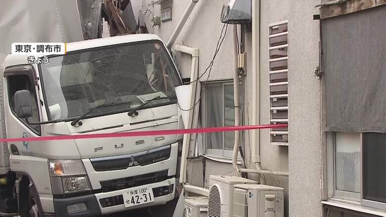 運転手「一瞬意識をなくしてしまった」トラックが建物に突っ込む　「雷が落ちたかと思った」壁に“大きな穴”　東京・調布市｜FNNプライムオンライン