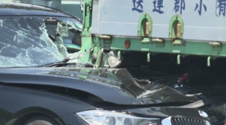 国道でトラックなど5台が次々と衝突　幼稚園バスも巻き込まれる　2人が病院搬送　福岡市博多区｜FNNプライムオンライン
