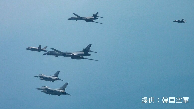 米韓両軍が朝鮮半島上空で合同訓練実施　米軍のB‐1B戦略爆撃機も参加　「太陽節」に合わせて北朝鮮を牽制する狙いか｜FNNプライムオンライン