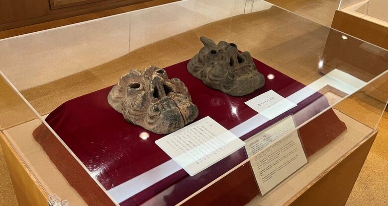 左：頼家の面　右：復元された面　（伊豆市福地山修禅寺宝物館所蔵）