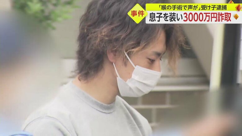 落ち着いた様子で警察の車両に乗り込んだ