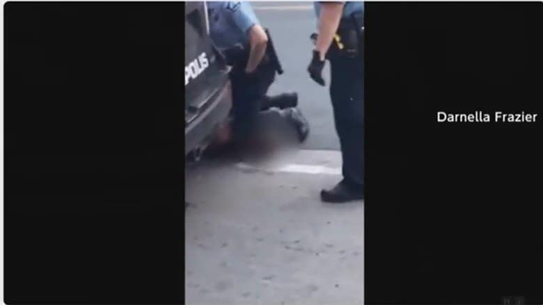 ミネアポリスで警察官が黒人男性の首を膝で押さえつけている瞬間をとらえた画像