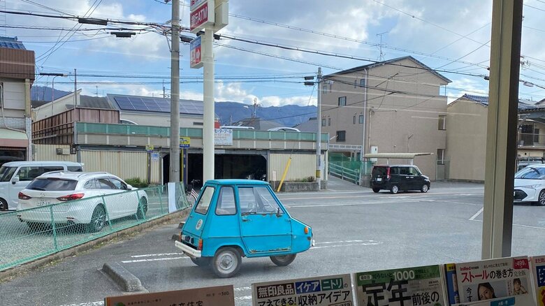 1台だけ、異常に小さな車がある