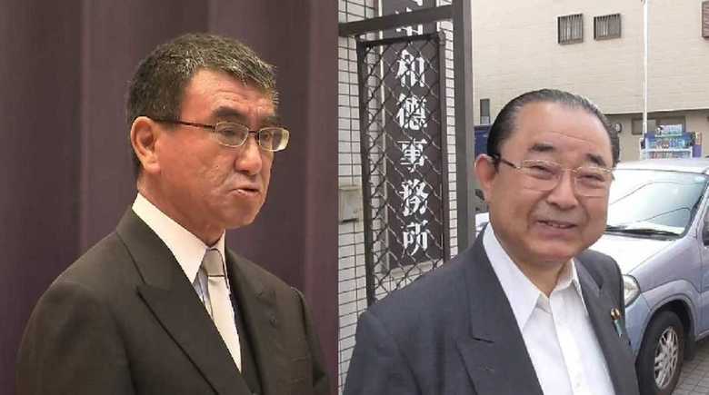 河野太郎防衛相(左)と田中和徳復興相(右)