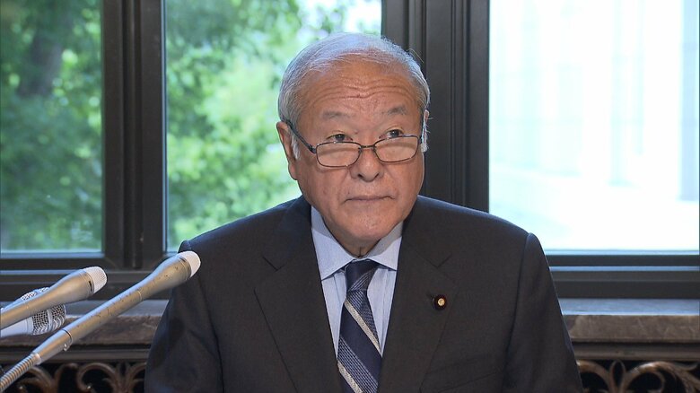 「税収増分はすでに使っている」発言の鈴木財務相は岸田首相の“後見人”麻生氏の義弟