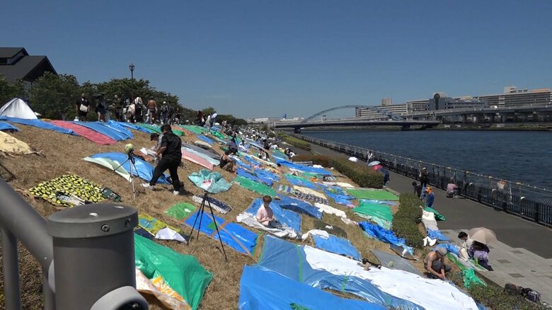 場所取り禁止にもかかわらず置かれたブルーシート