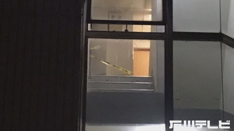 「水漏れ」連絡が別の部屋から…職員が訪ねると玄関付近に“死亡した男性” 室内に何かが燃えた跡