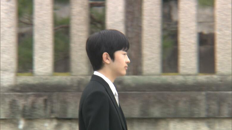 明治天皇陵の参道を歩かれる