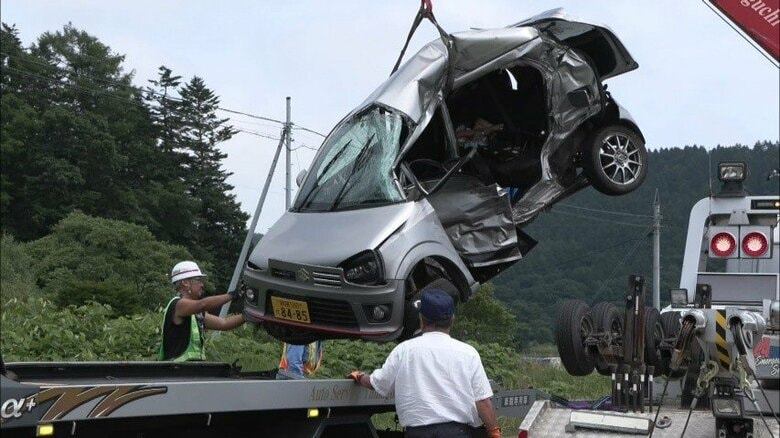 19歳男性ら4人が乗っていた軽乗用車　原型をとどめないほど壊れた側面