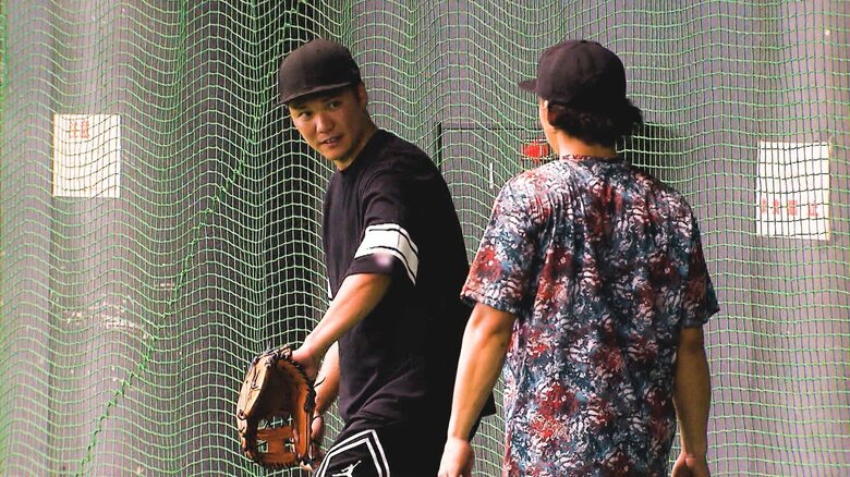 自主トレで後輩に指導する